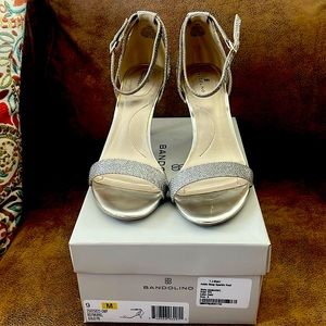 Bandolino 9M Silvery Gold Ankle Strap Sparkle Heel. EUC